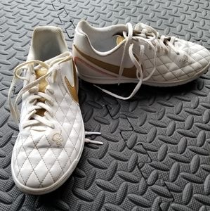 Nike kids ronaldinho legendx7 indoor soccer Sz 6y